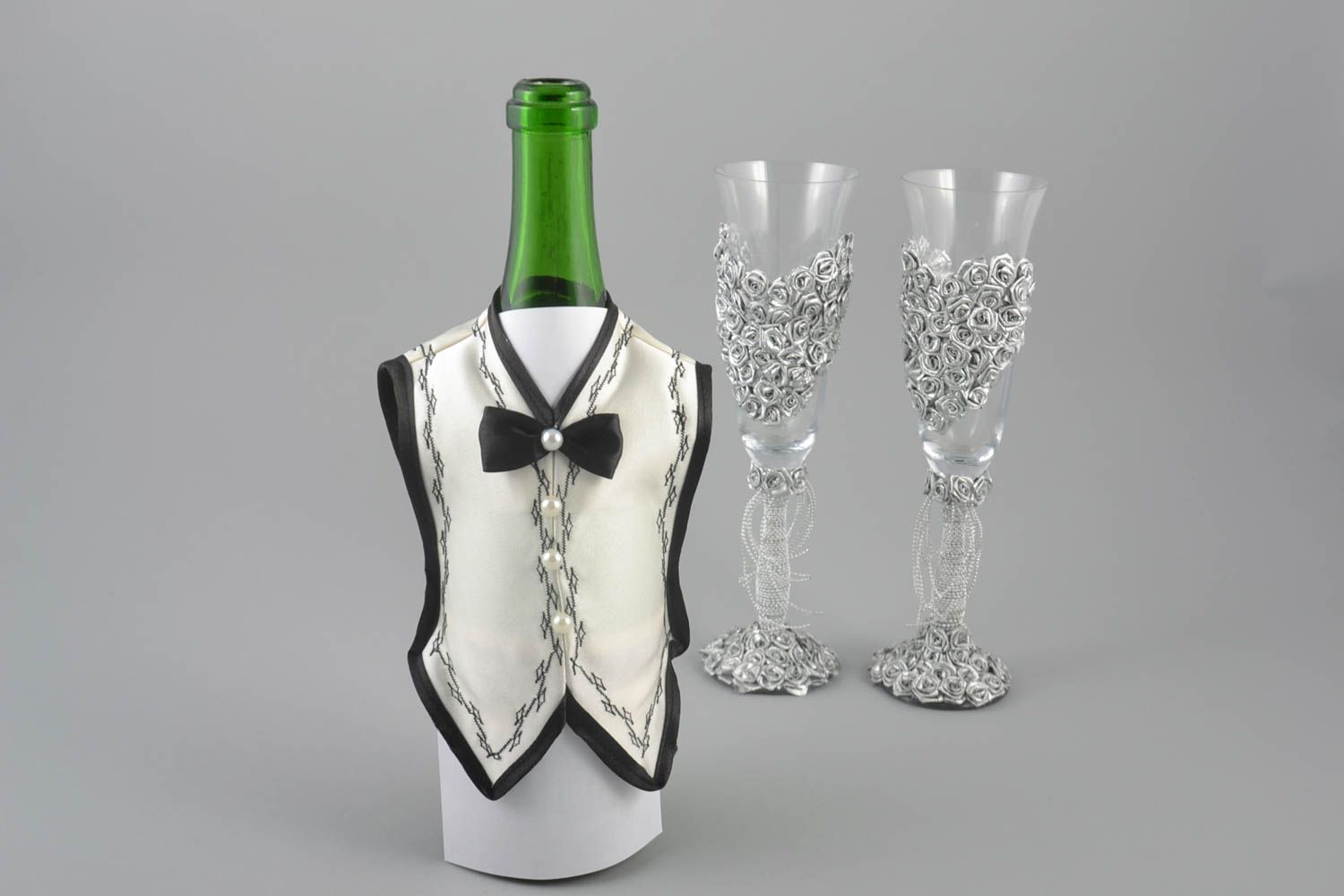 Hochzeit Tischdeko Flaschen Kleidung Bräutigam aus Atlas schwarz weiß schön foto 1