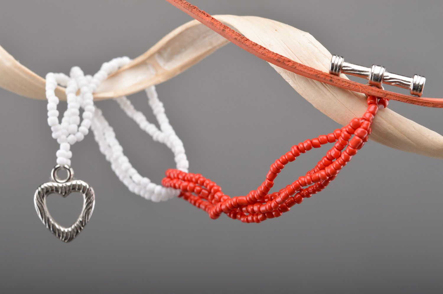Bracelet en perles de rocaille tchèques fait main fin rouge avec blanc photo 1