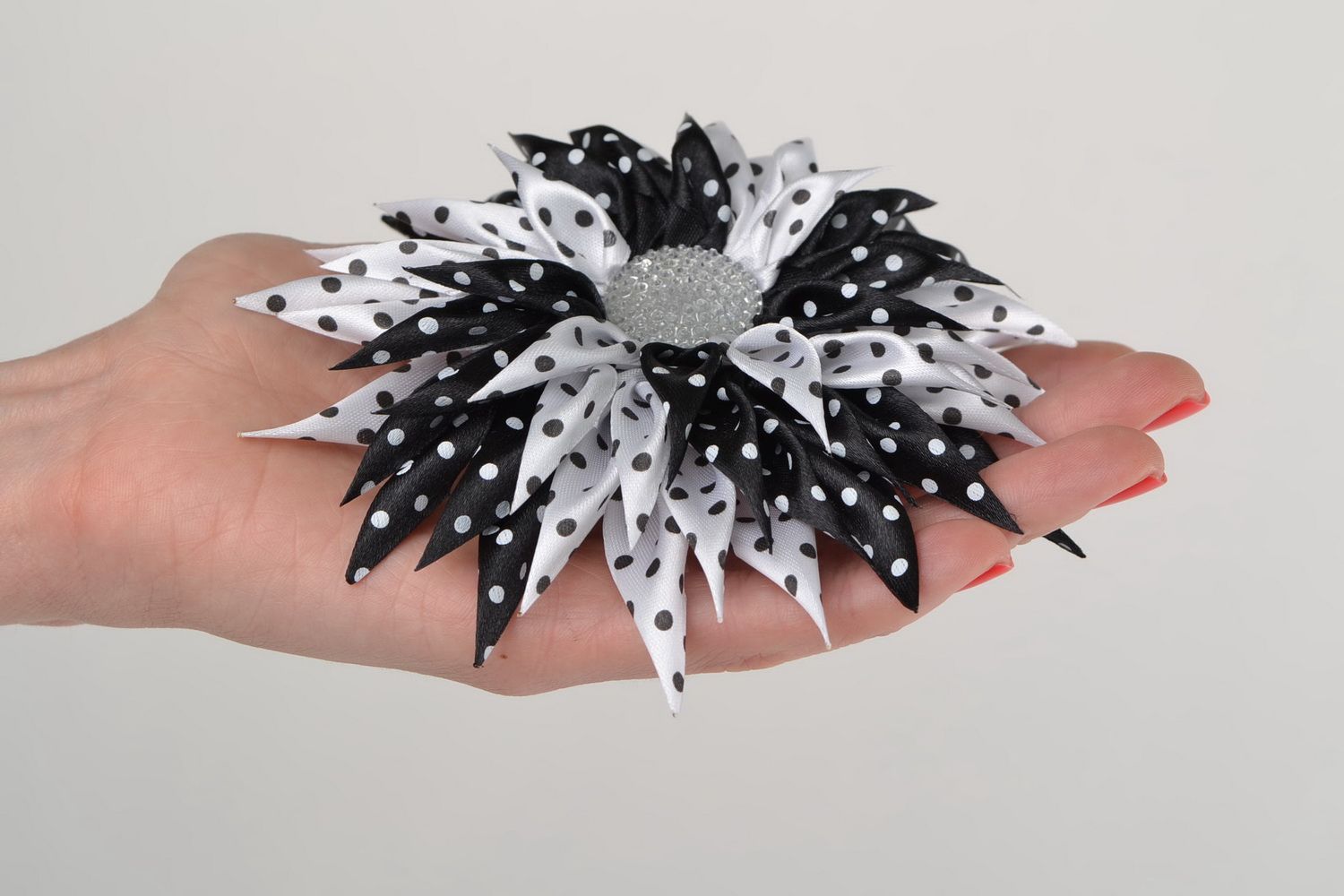 Schwarz weißes Haargummi mit Blume aus Atlasbändern in Kanzashi Technik handmade foto 5
