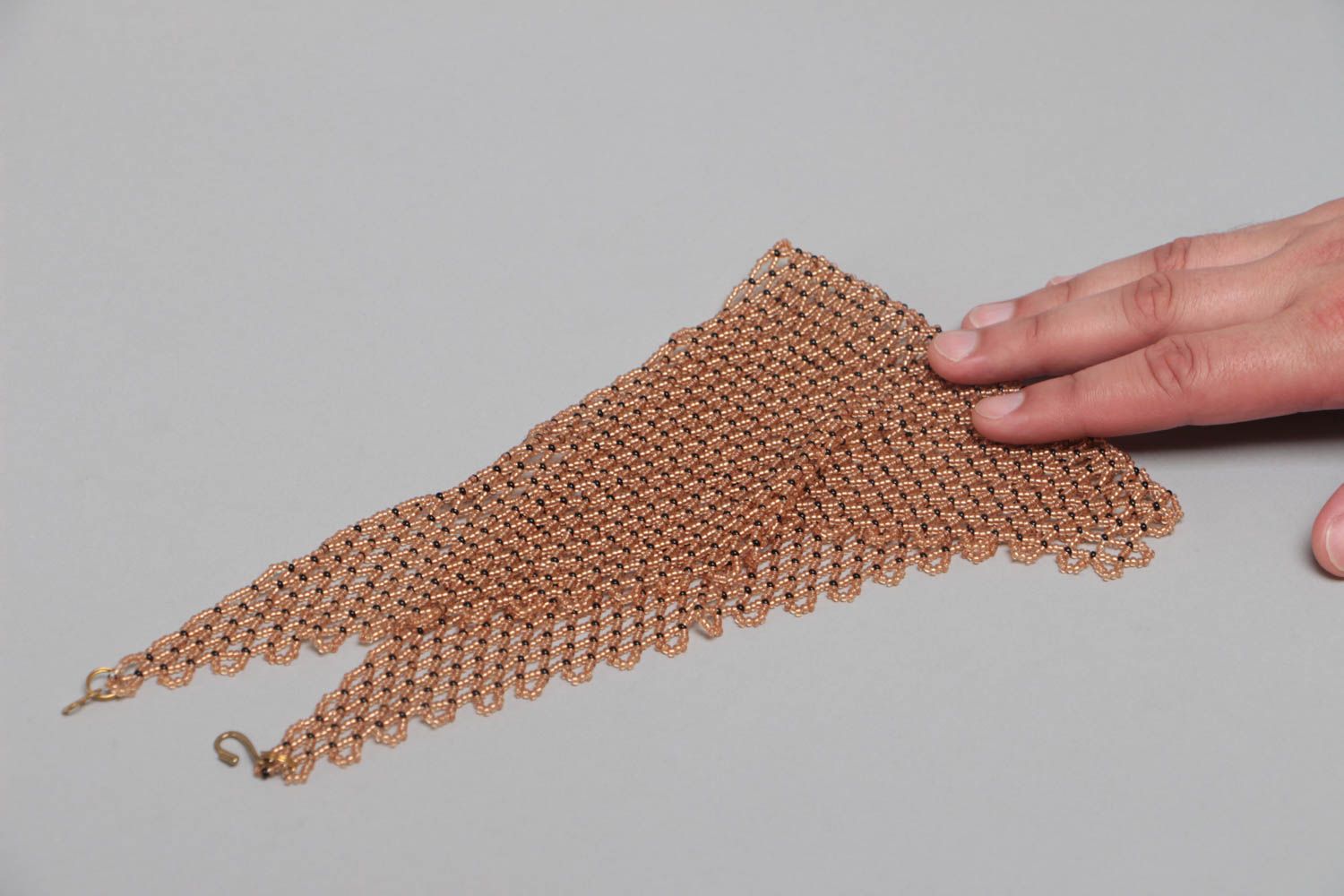 Collier en perles de rocailles fait main original en forme de fichu brun photo 5