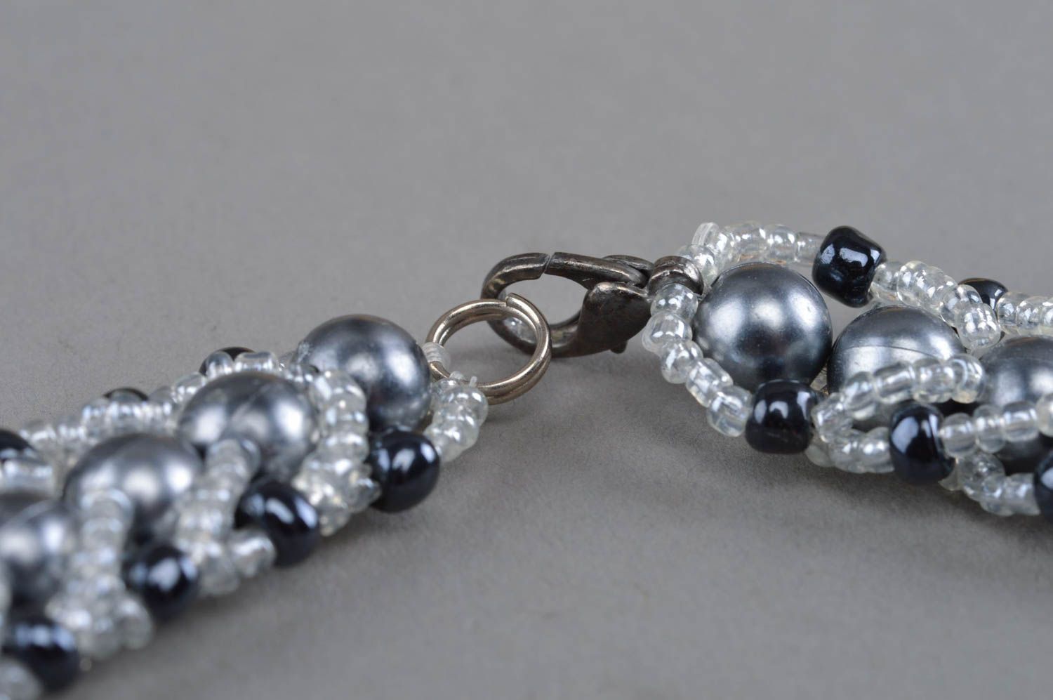 Ожерелье из бисера и бусин серебристое с черным красивое авторское женское фото 4