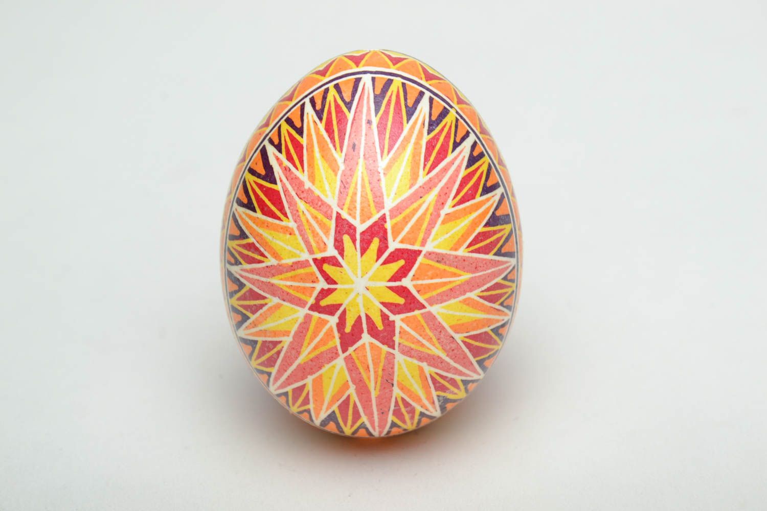 Oeuf de Pâques peint à l'aniline et cire de style ethnique pysanka fait main photo 2