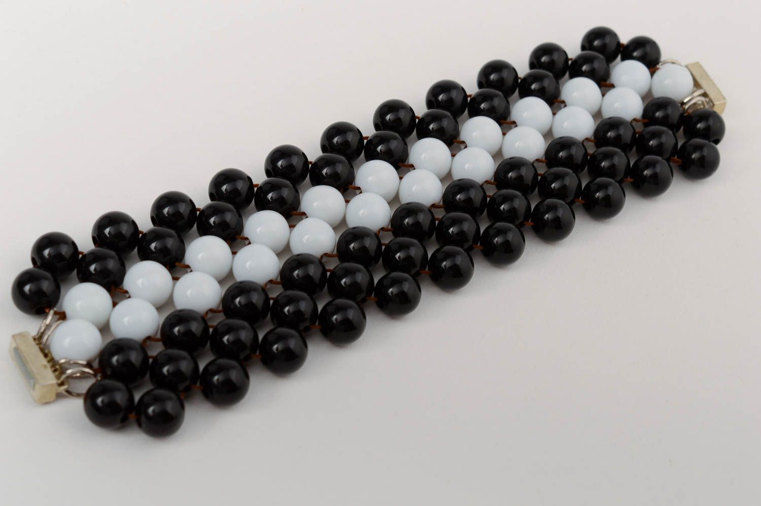 Bracelet noir et blanc perles en plastique large original accessoire fait main photo 2