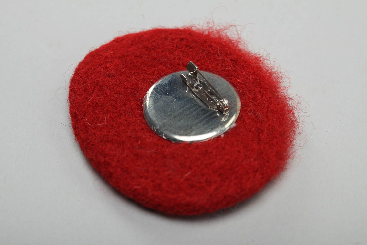Broche ronde rouge en laine feutrée avec boutons amusante faite main Frimousse photo 4