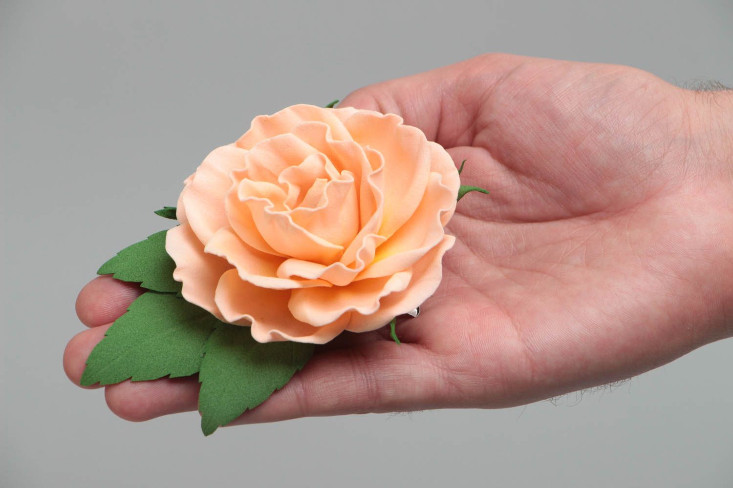 Broche artesanal de foamiran con forma de rosa de color melocotón foto 5