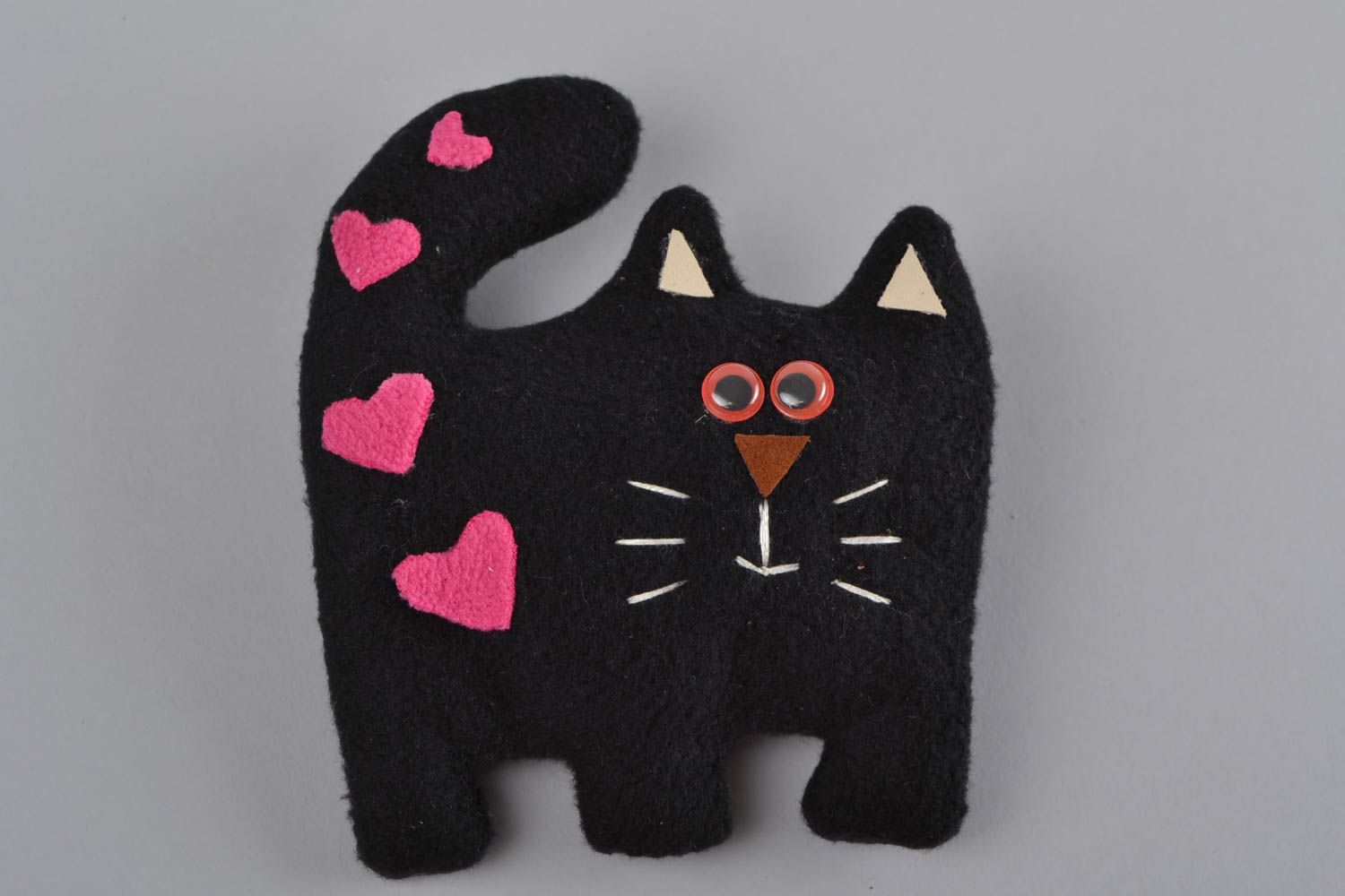 Игрушка из флиса кот мягкая черная с сердечками красивая небольшая ручной работы фото 3
