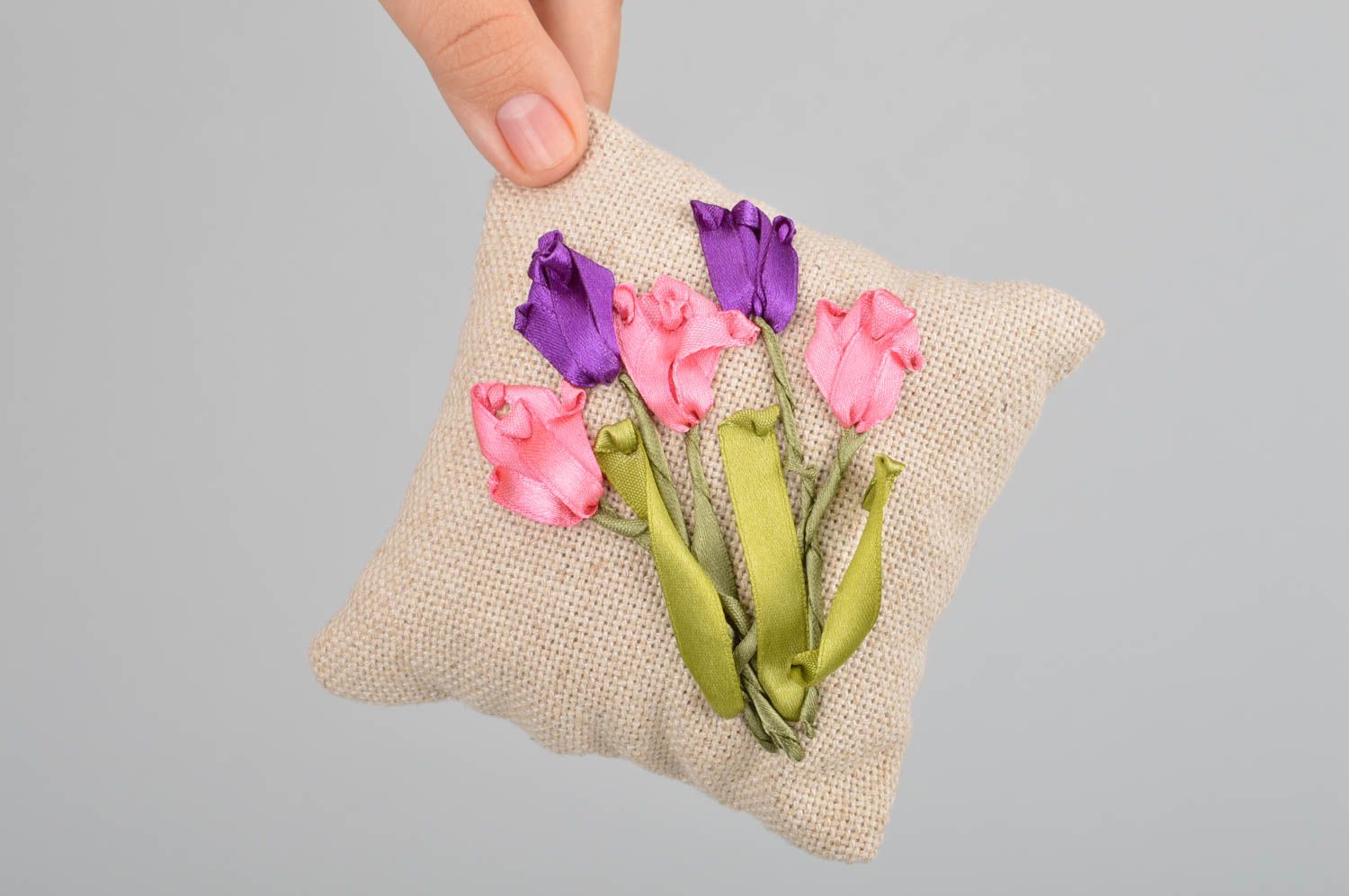 Декоративный мешочек с травами ручной работы с вышивкой атласными лентами фото 3
