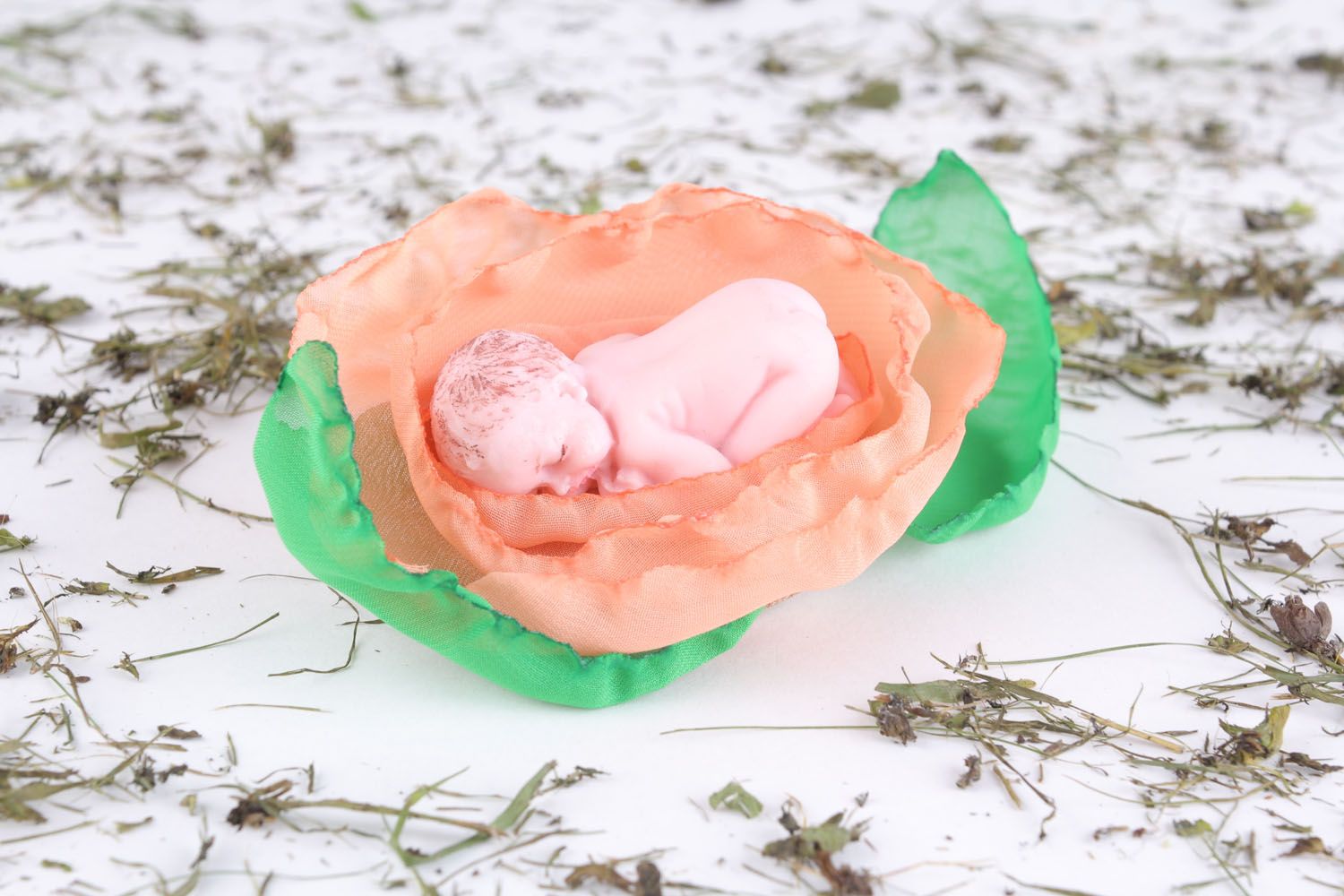 Estatueta de bebé numa flor  foto 5