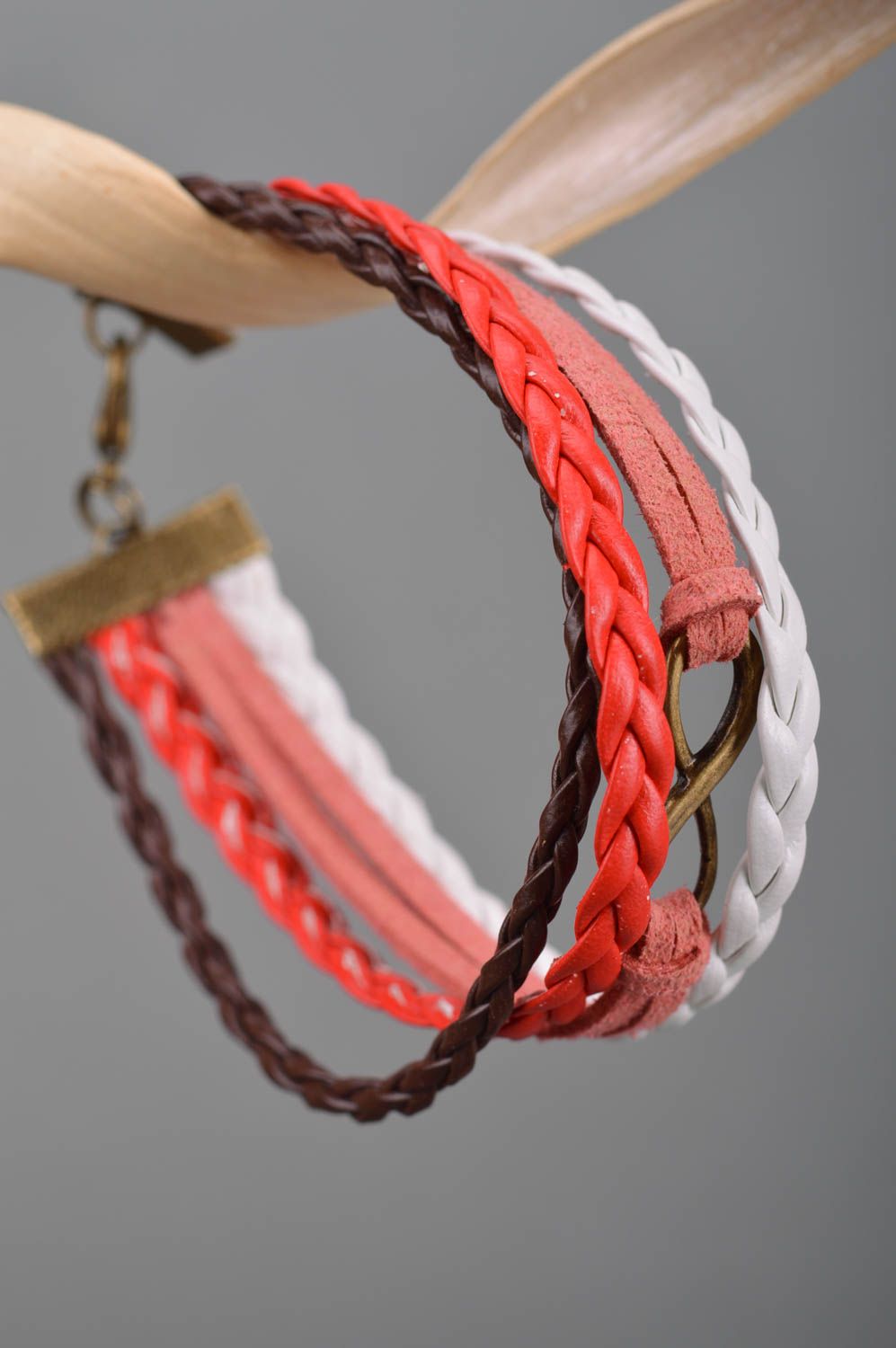 Handmade mehrreihiges Armband aus Wildleder Damen Schmuck rot rosa weiß braun foto 3