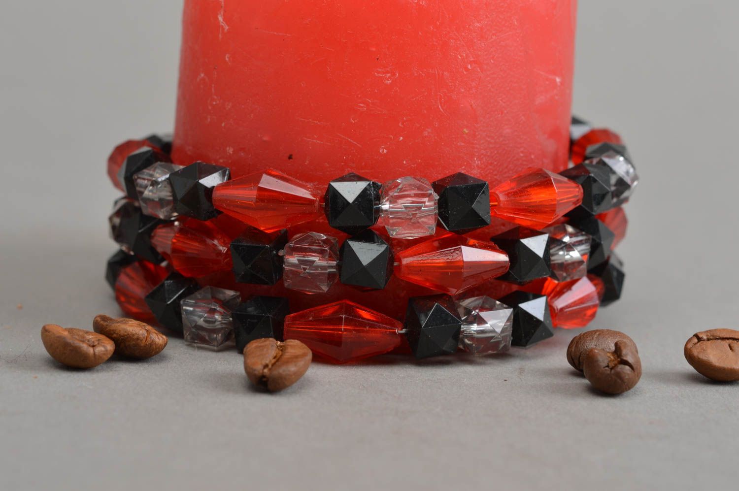 Bracelet en perles fantaisie rouges noires et transparentes fait main Moderne photo 1