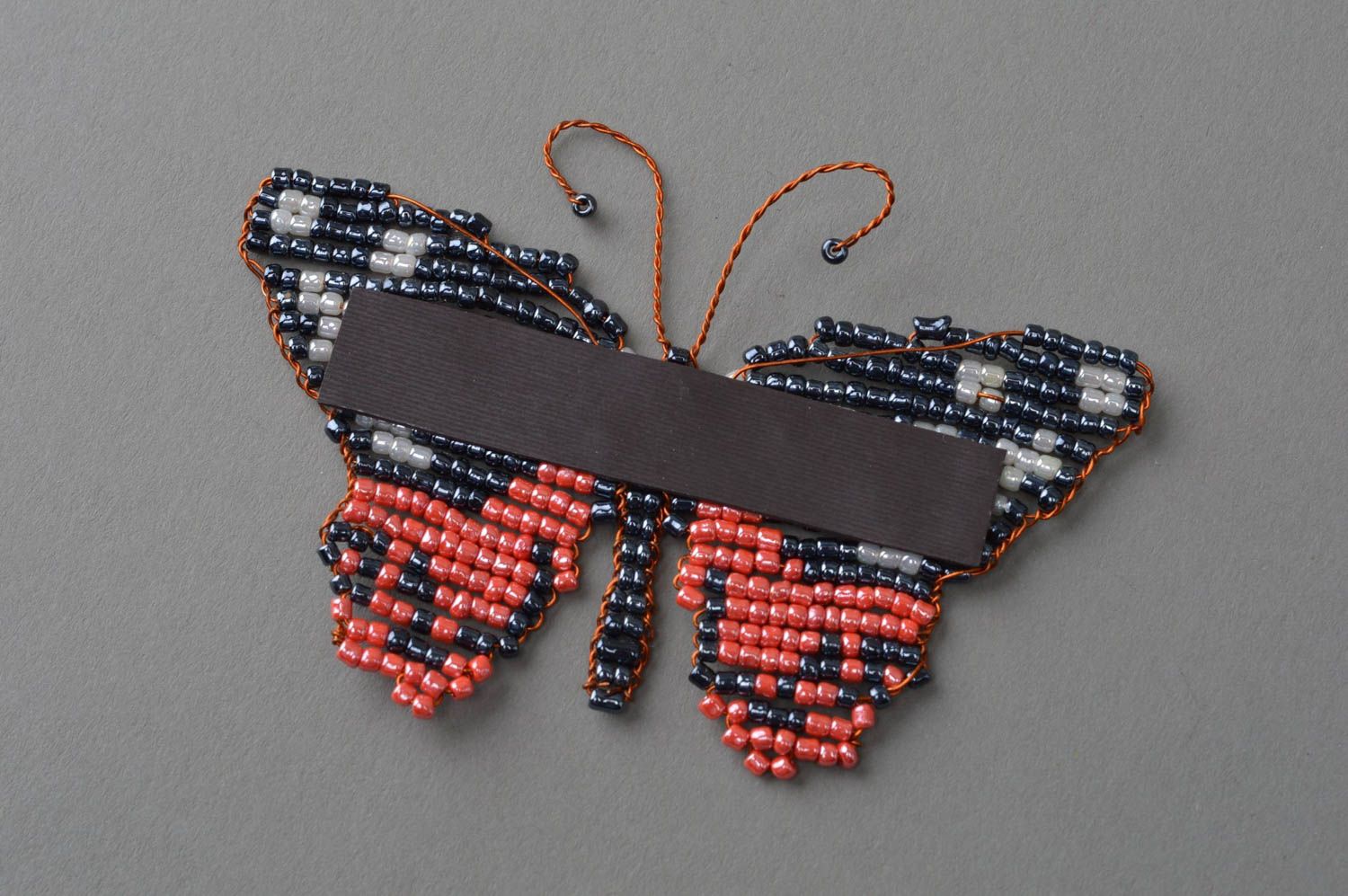Плетеный магнит на холодильник бабочка маленький красный с черным ручная работа фото 4