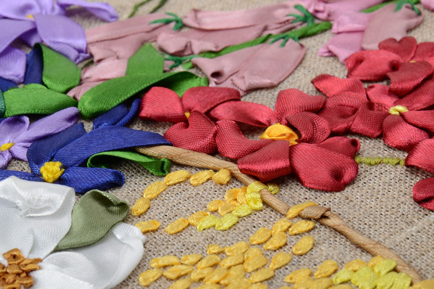 Картина с объемной вышивкой атласными лентами ручной работы Цветочный сад фото 3