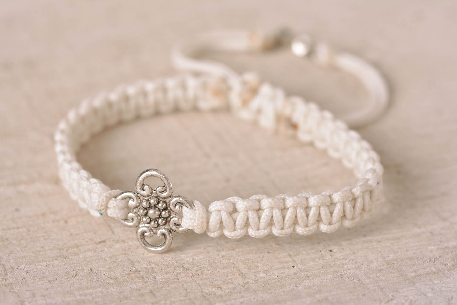 Bracelet blanc Bijou fait main fin tressé macramé design Cadeau pour femme photo 1