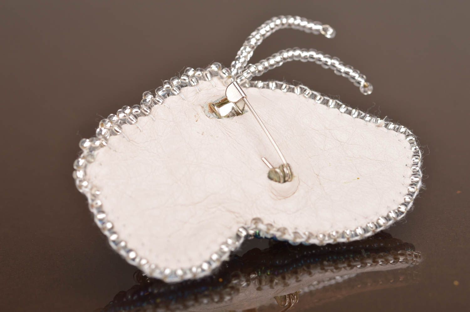 Broche en perles de rocailles faite main en forme de papillon bleu blanc photo 5