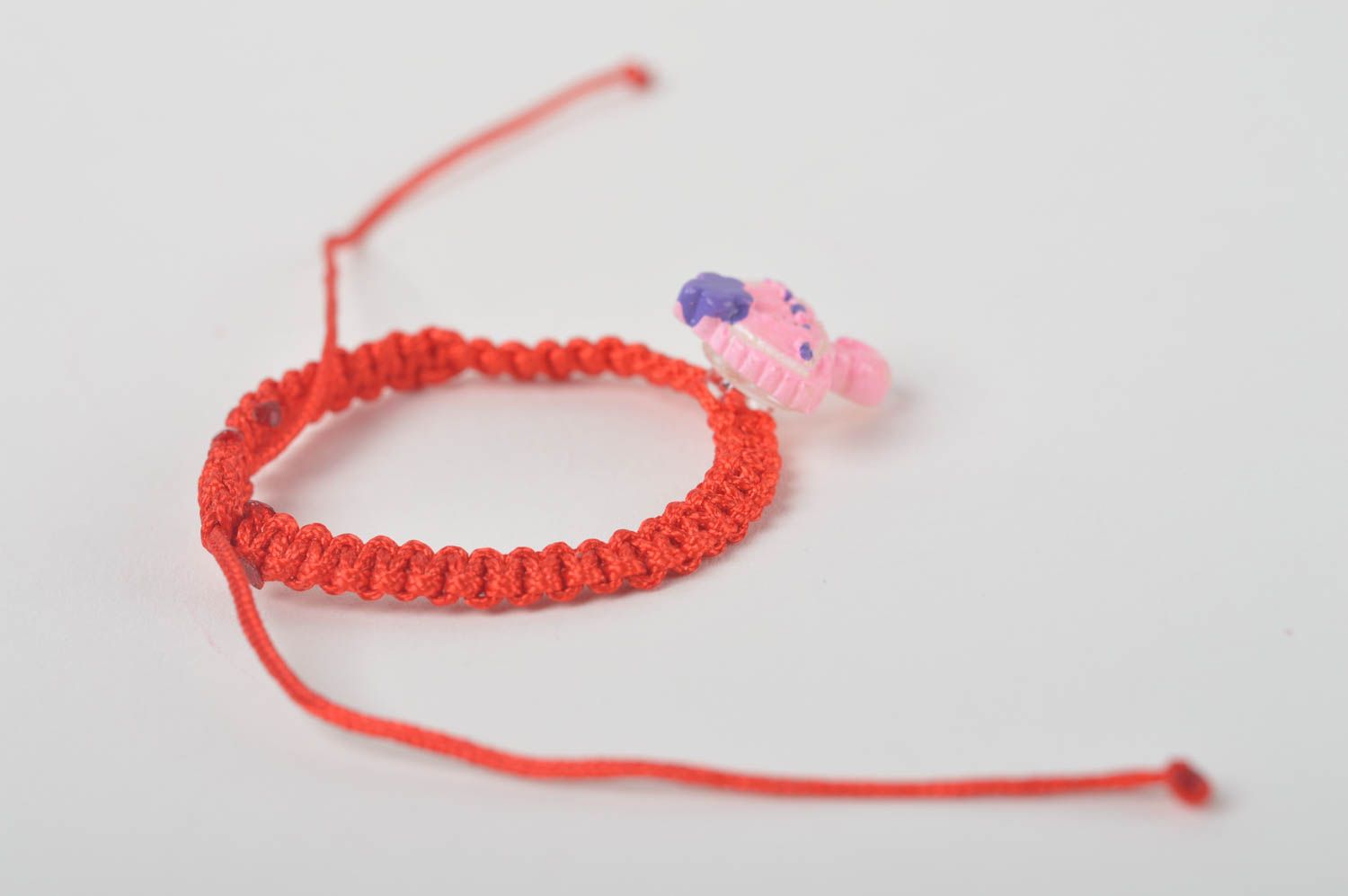 Bracelet textile Bijou fait main rouge fin tressé avec parapluie Cadeau enfant photo 3