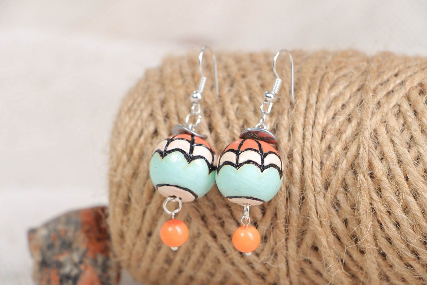 Boucles d'oreilles avec perles en bois multicolores peintes faites main photo 1