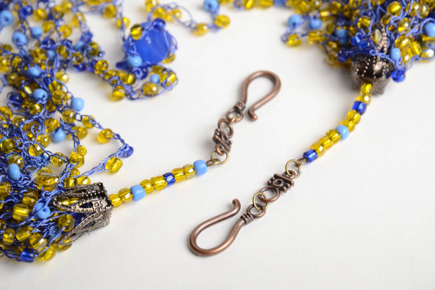 Blau gelbes mehrreihiges Collier aus Glasperlen künstlerische Handarbeit foto 4