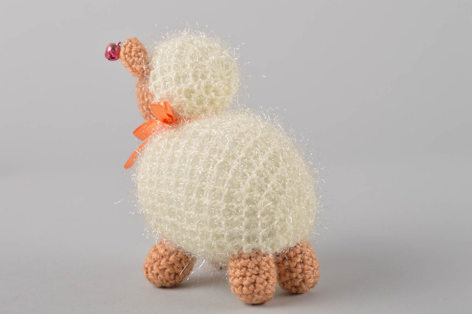Мягкая игрушка ручной работы игрушка овечка вязаная интерьерная игрушка фото 5