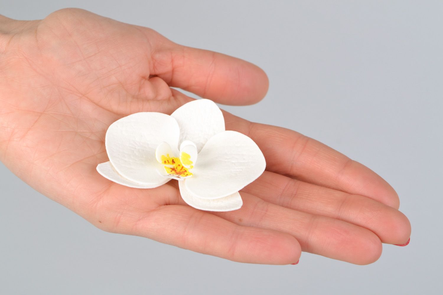 Pinza para el pelo con flor hecha a mano de fom con forma de orquídea blanca foto 2