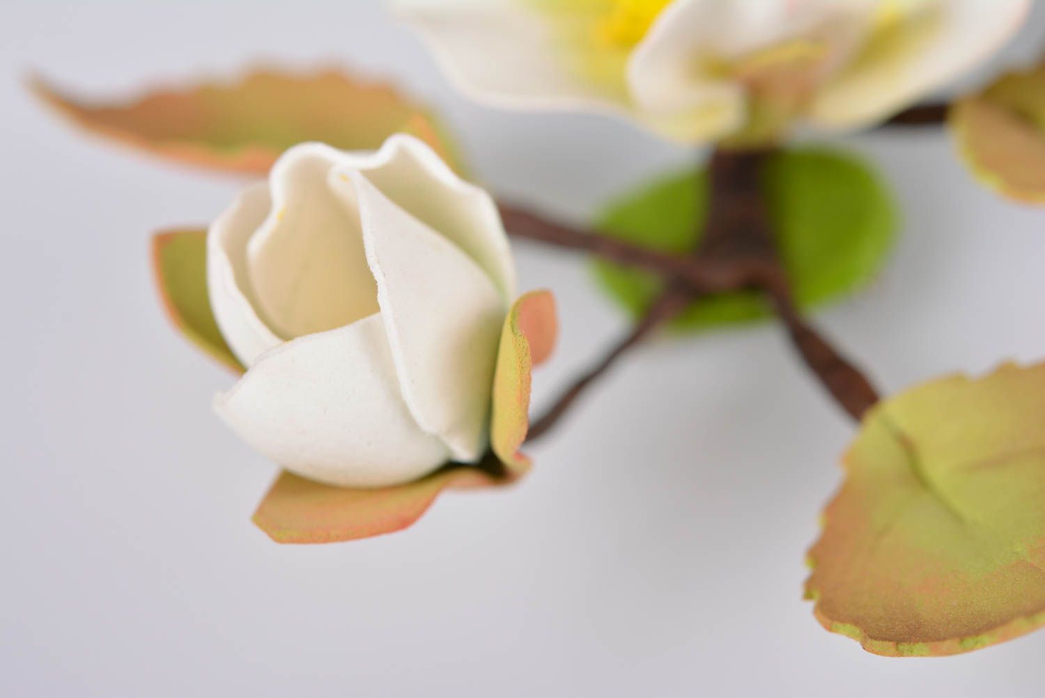 Wunderschöne frauliche zarte handgemachte Brosche mit Blumen aus Foamiran  foto 5
