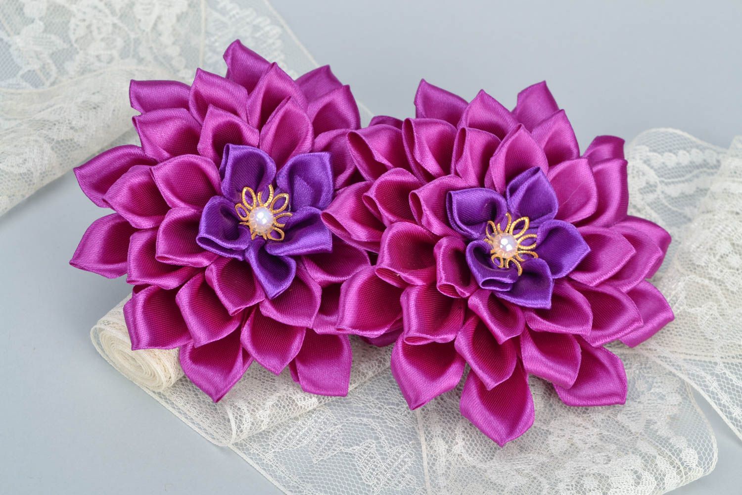 Élastiques à cheveux faits main fleurs kanzashi en satin violet set de 2 pièces photo 1
