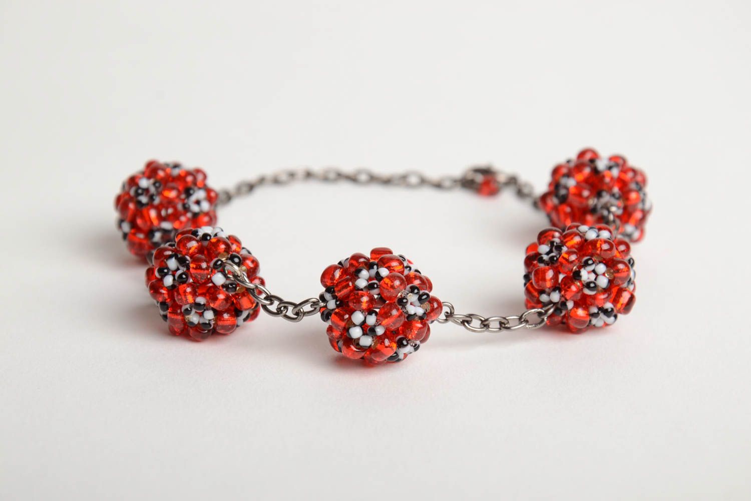Handmade metal chain women's wrist bracelet with red and white bead woven balls photo 3