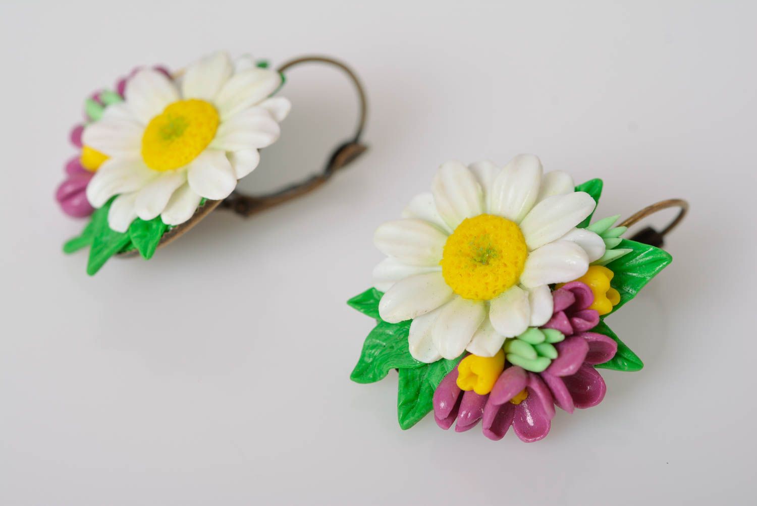 Schöne feine handgemachte Ohrringe aus Polymerton mit Blumenanhängern foto 5