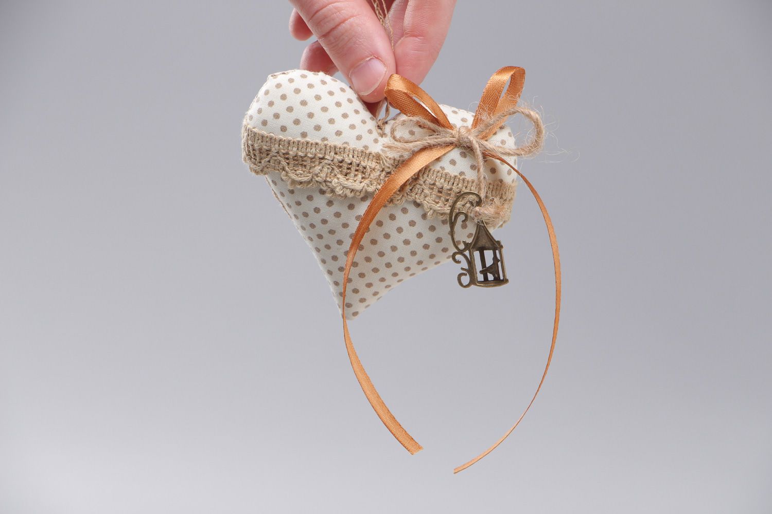 Petite décoration en tissu à suspendre blanche en forme de coeur faite main  photo 4