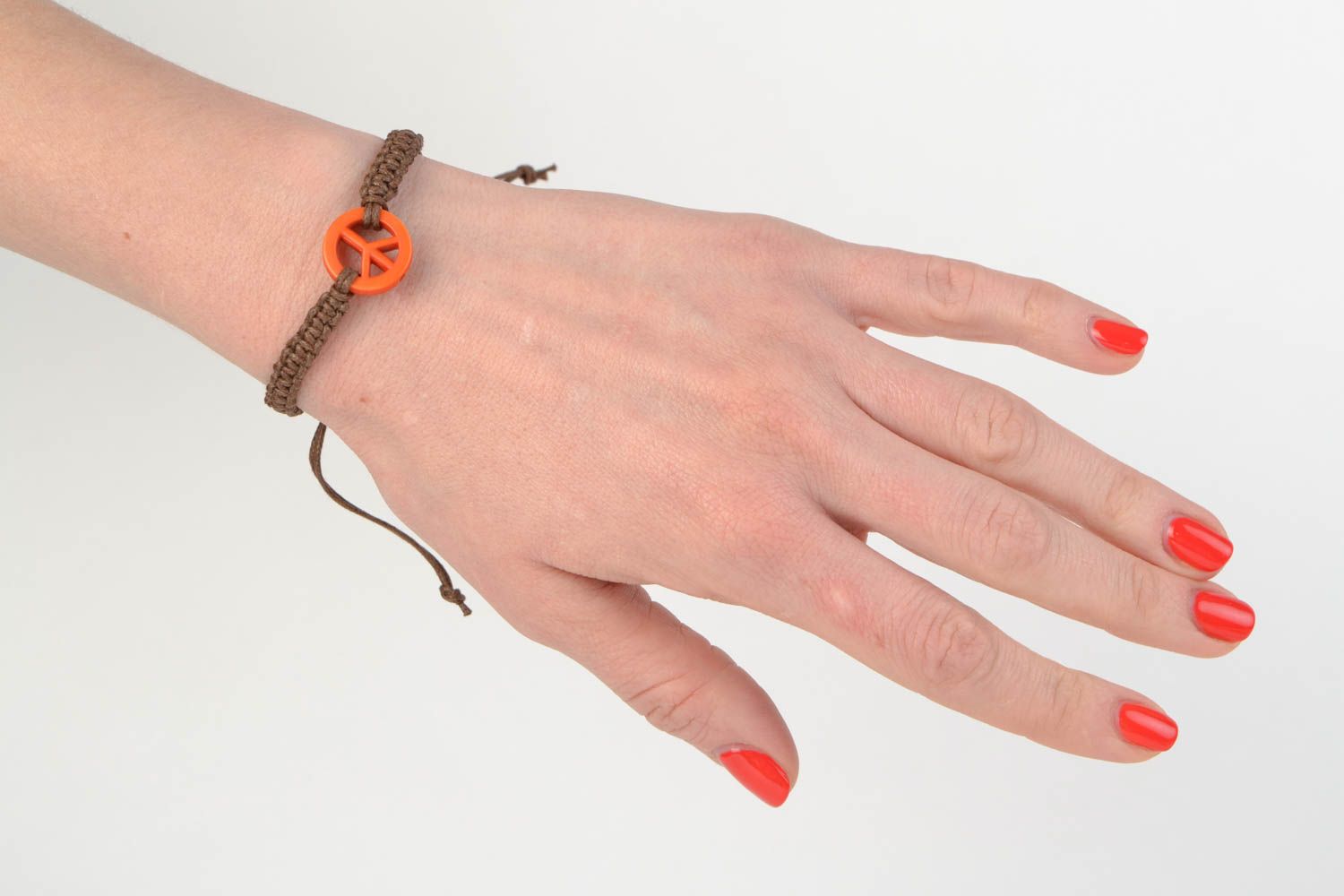 Bracelet tressé en fils de coton avec symbole de la paix orange fait main photo 2