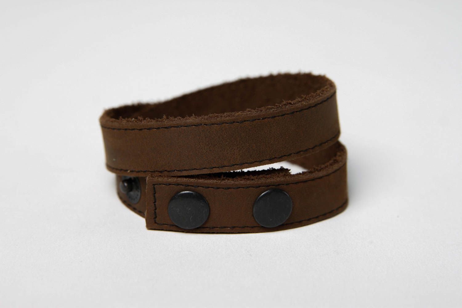 Bracelet en cuir Bijou fait main marron design simple Accessoire tendance photo 3