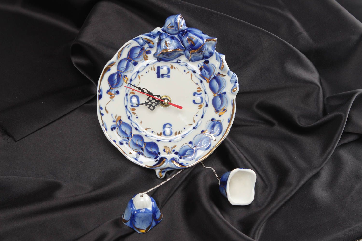 Horloge murale en porcelaine ronde peinte bleu et blanc faite main déco photo 5