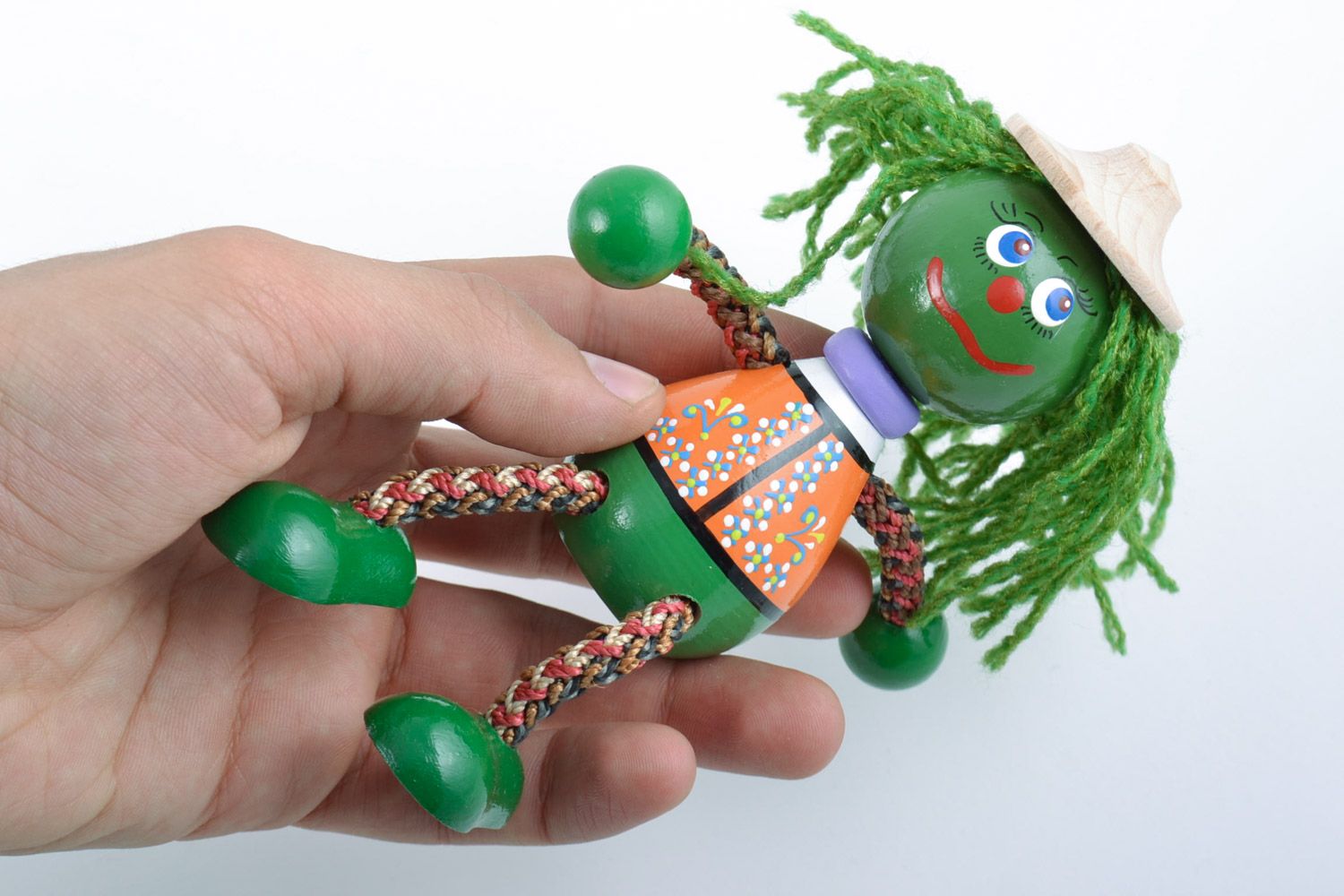 Деревянная игрушка в виде водяного ручной работы зеленая оригинальная фото 2