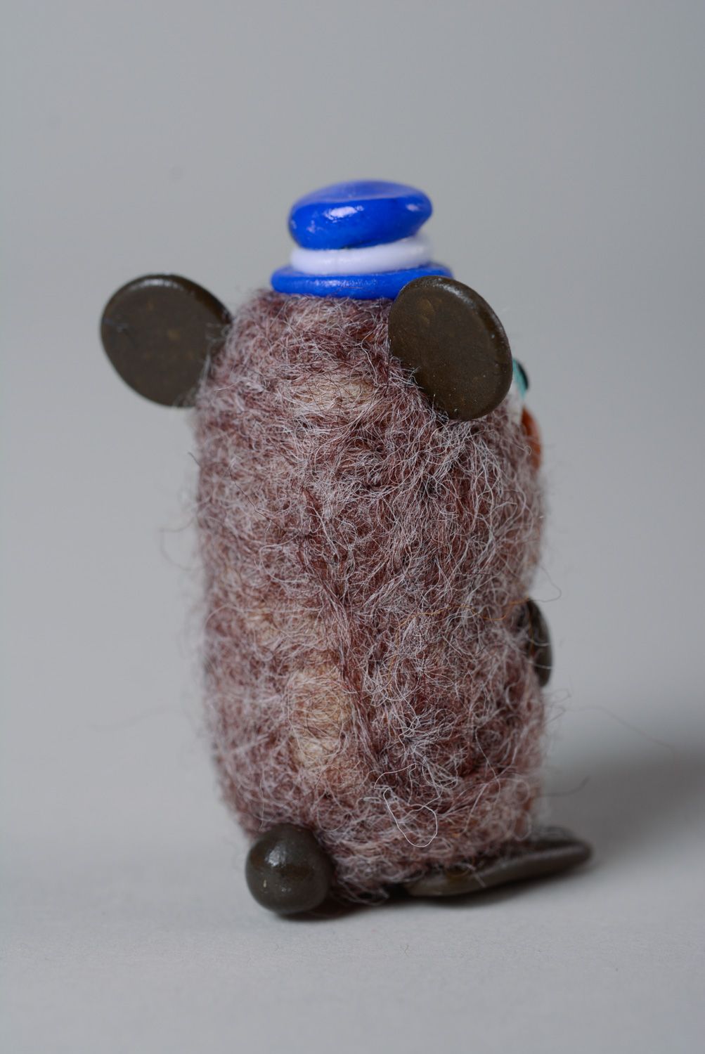 Карманная игрушка в технике сухого валяния из шерсти в виде мишки фото 3