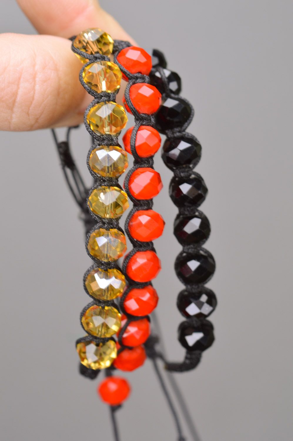 Набор браслетов из бусин ручной работы 3 штуки женские разных цветов яркие плетеные фото 3