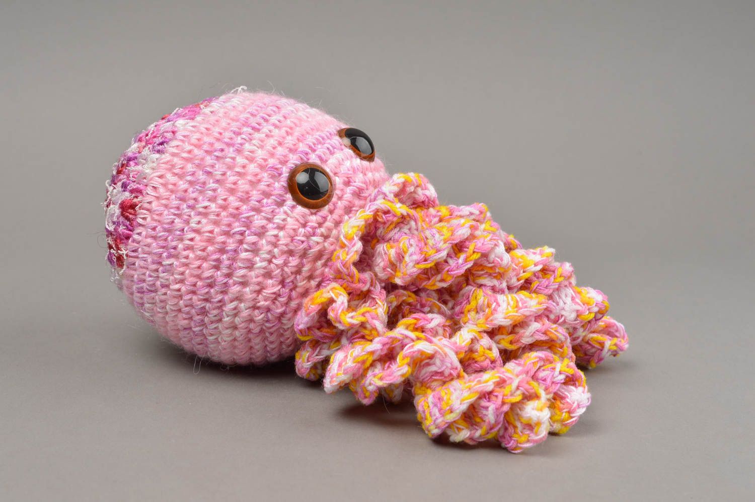 Мягкая вязаная игрушка осьминог розовый смешной красивый ручной работы фото 3