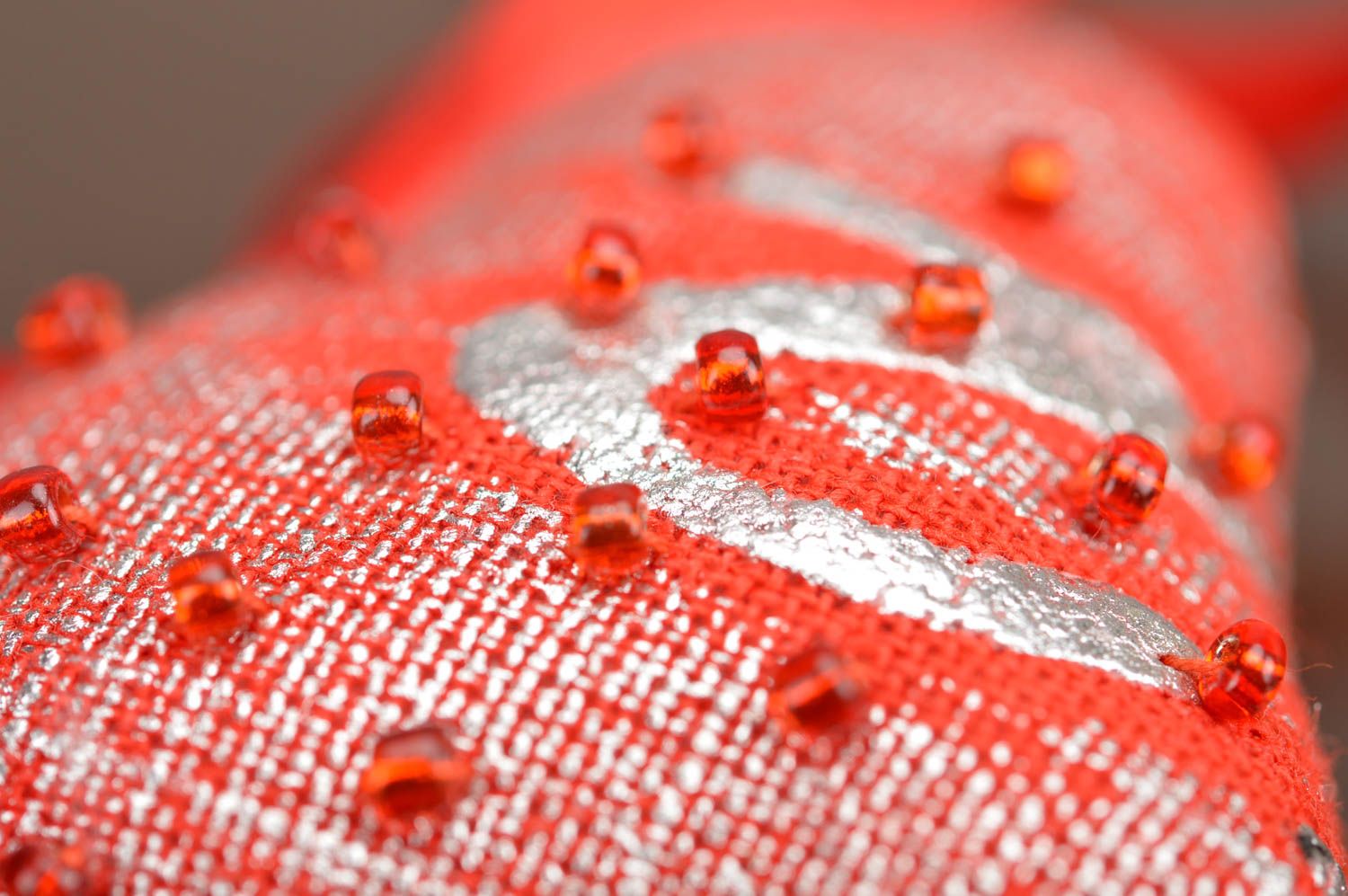 Мягкая интерьерная подвеска в виде красного сердца из хлопка ручной работы фото 4