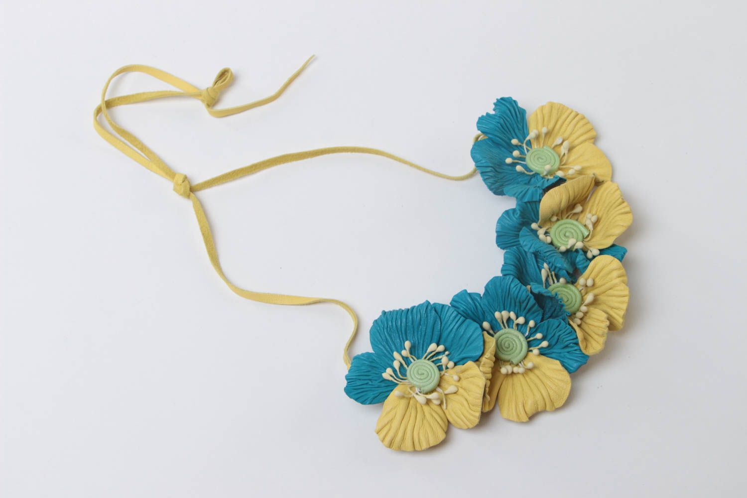 Collier en cuir naturel fleurs jaune-bleu fait main design original pour été photo 2
