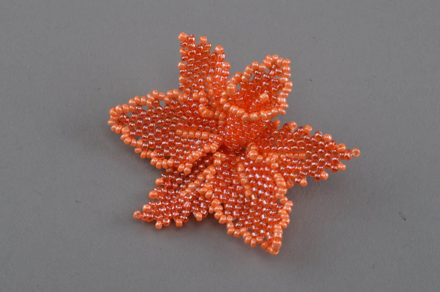 Брошь из бисера ручной работы в виде цветка оранжевая в технике плетения фото 2