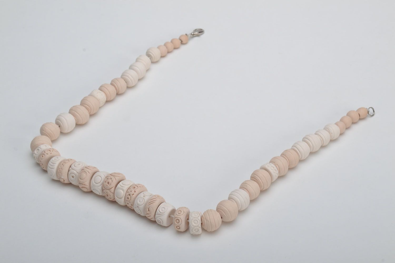 White handmade necklace photo 4