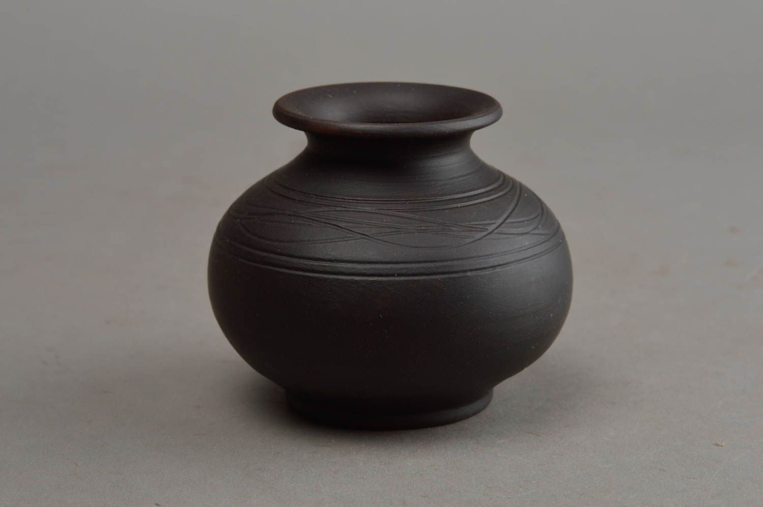 Petit vase en céramique pour fleurs rond avec ornement marron fait main photo 7