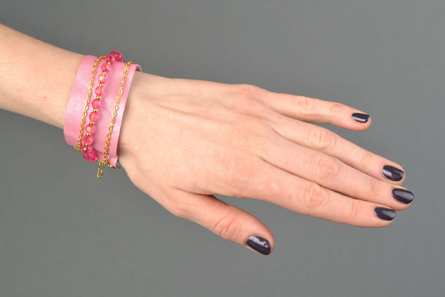 Large bracelet en cuir rose avec chaînettes et perles fantaisie photo 2