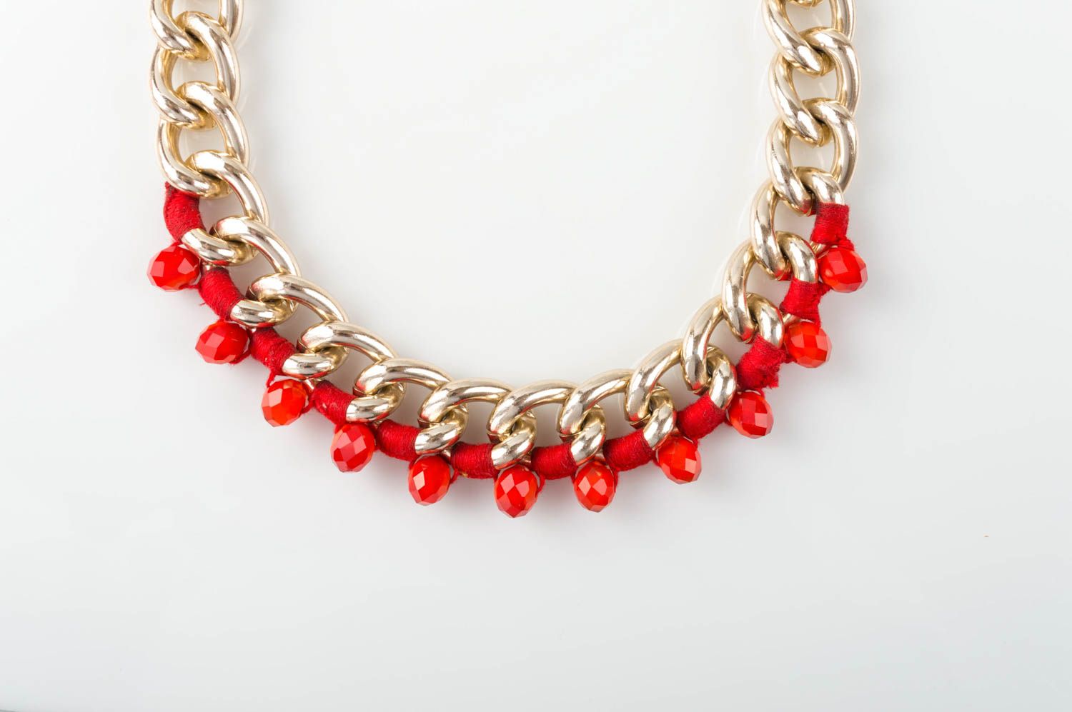 Красное ожерелье с кристаллами нарядное для девушки оригинальное ручной работы фото 3