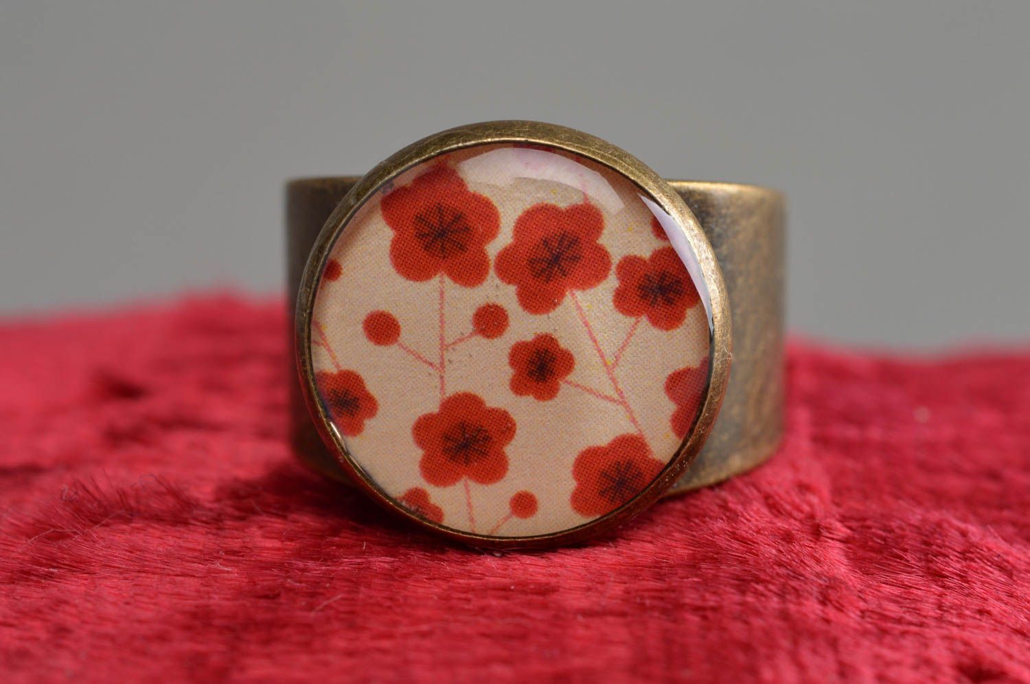 Stilvoller runder Ring im Epoxidharz mit Blumenprint breit Künstler für echte Mode Damen foto 2