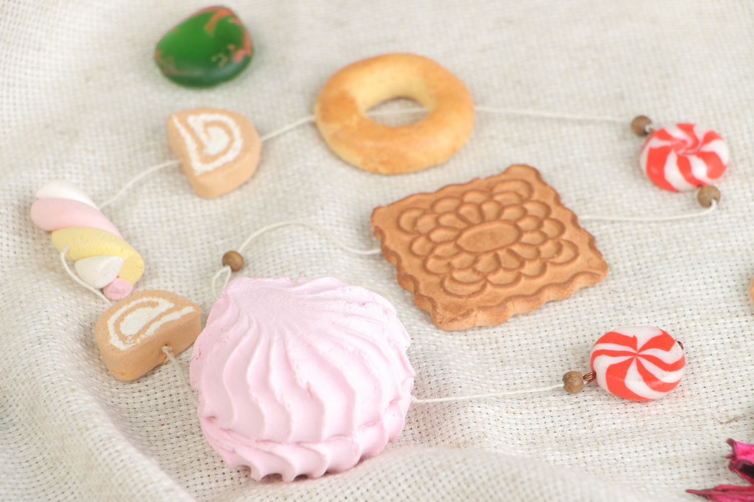 Гирлянда из декоративных сладостей из пластики фото 5