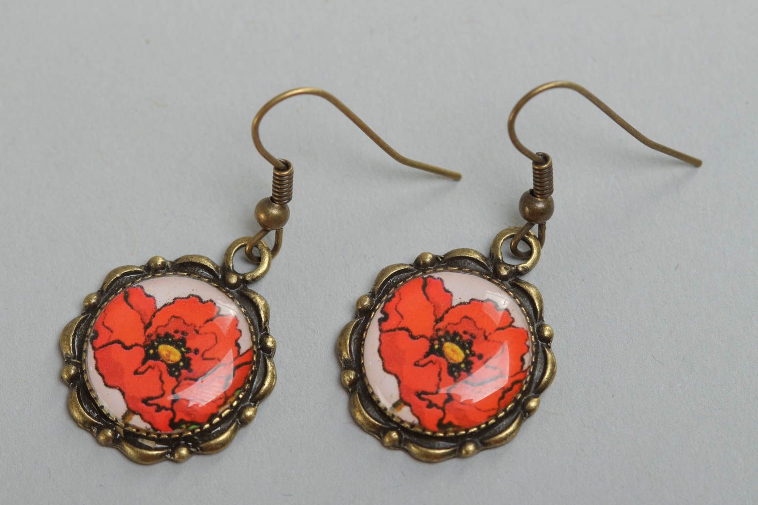Originelle runde Ohrringe aus Glasur mit Anhängern rote Mohnblumen Handarbeit  foto 2