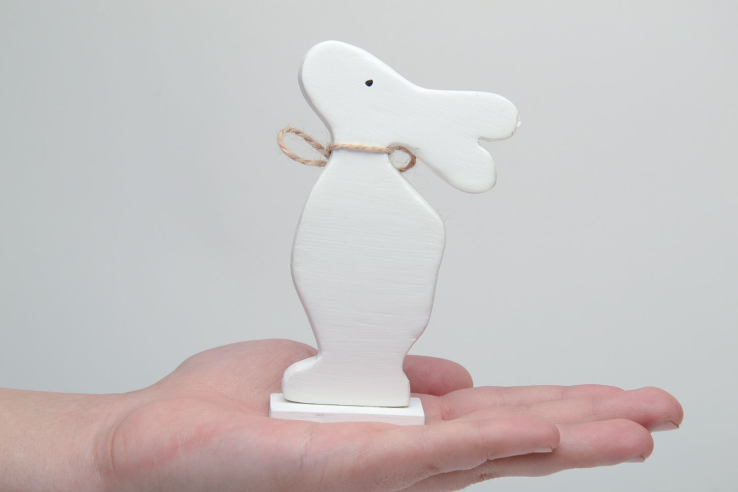 Figurine décorative Lièvre de Pâques en bois blanc peint avec noeud faite main photo 5