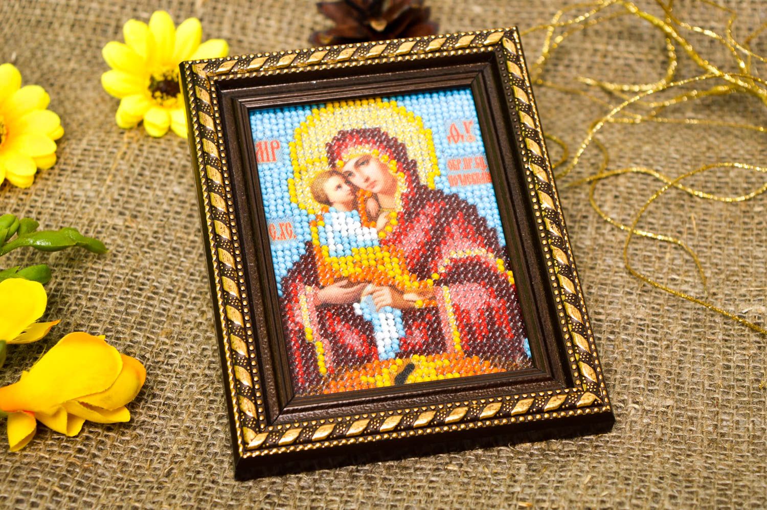 Икона ручной работы икона вышитая бисером Божья мать с младенцем красивая икона фото 1