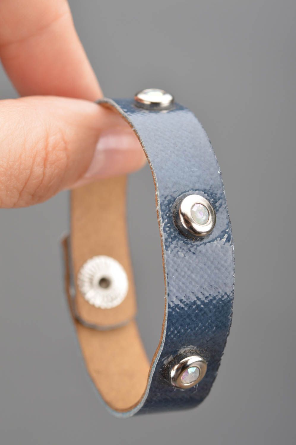 Bracelet fin en cuir naturel bleu fait main avec strass à bouton de pression photo 3