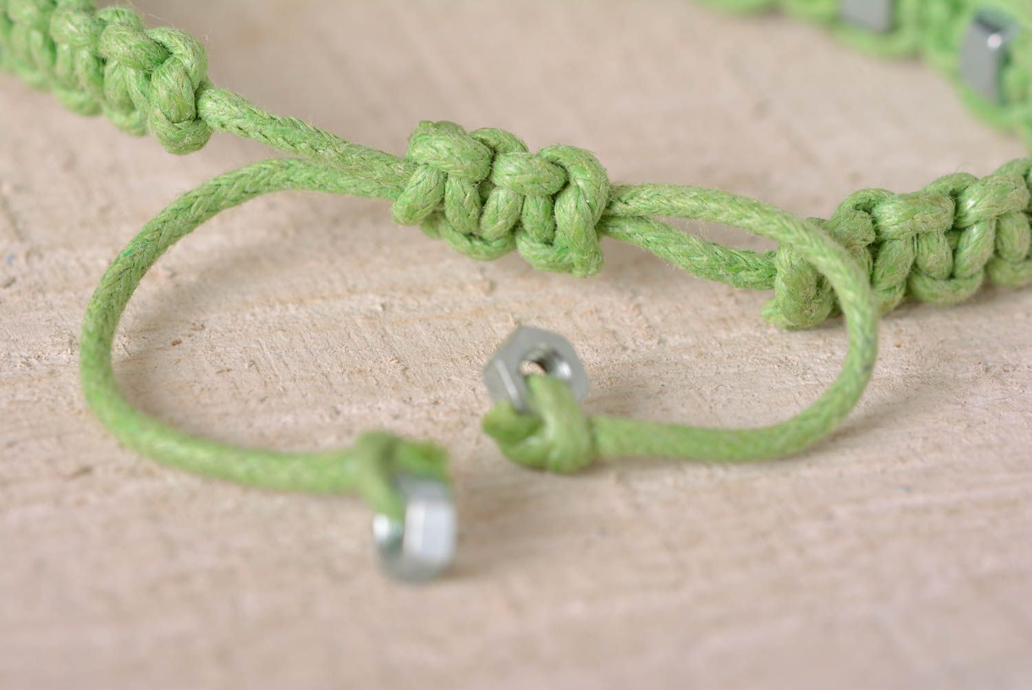 Bracelet original Bijou fait main vert avec écrous en métal Cadeau pour femme photo 4
