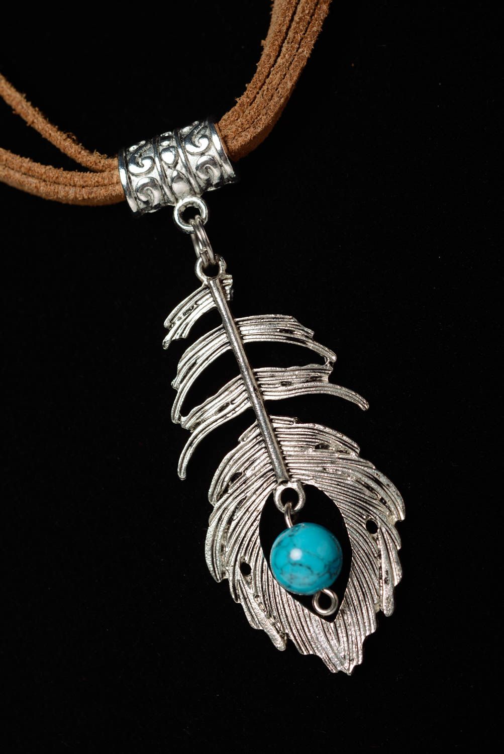 Pendentif plume avec perle fantaisie fait main original sur lacets en cuir photo 3